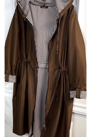 Çisem Ara Boy Duble Kol İçi Çizgi Desenli Bondit Kapşonlu Trenç- Kahverengi Çisem Ara Boy Duble Kol İçi Çizgi Desenli Bondit Kapşonlu Trenç- Kahverengi