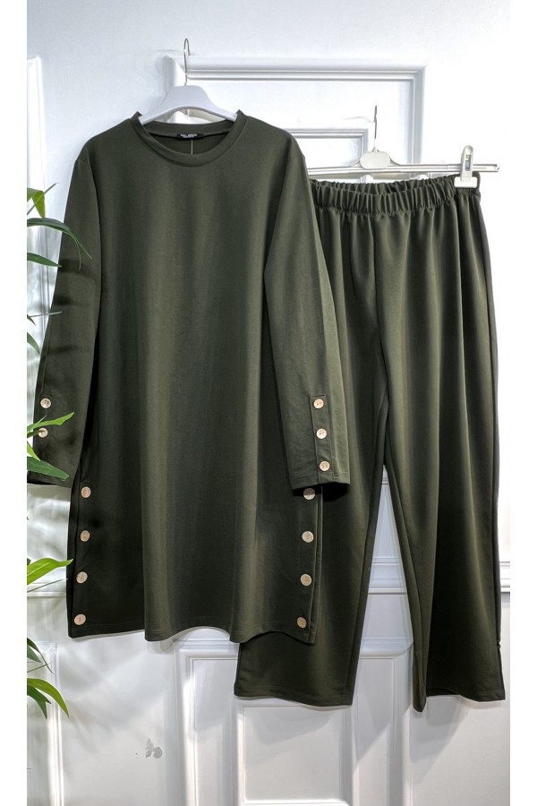 Helen Düğme Detaylı İki İplik Penye Takım - Haki Helen Düğme Detaylı İki İplik Penye Takım - Haki