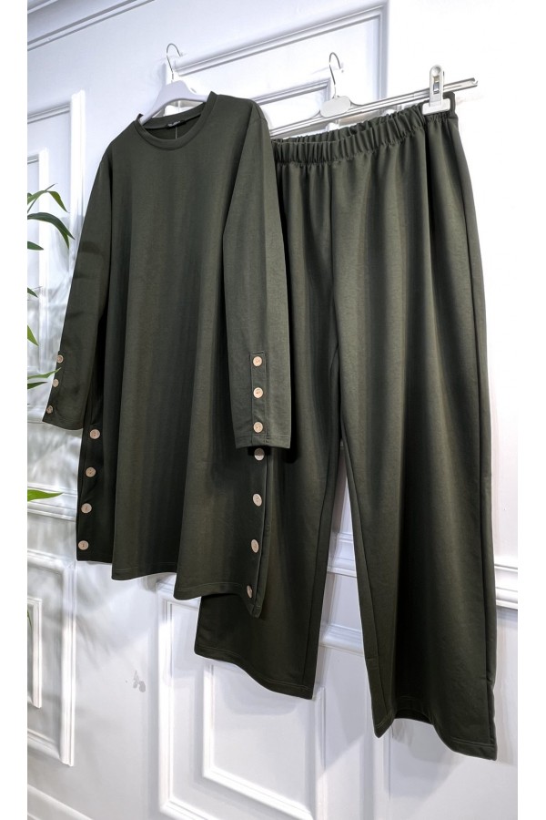 Helen Düğme Detaylı İki İplik Penye Takım - Haki Helen Düğme Detaylı İki İplik Penye Takım - Haki