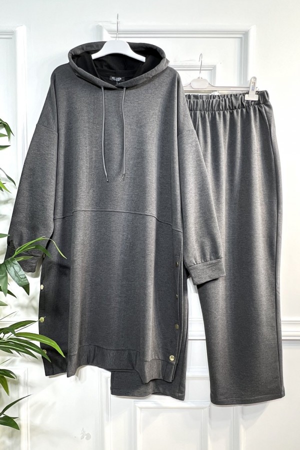 Öykü Kapşonlu Düğme Detaylı İki İplik Penye Takım - Antrasit Öykü Kapşonlu Düğme Detaylı İki İplik Penye Takım - Antrasit