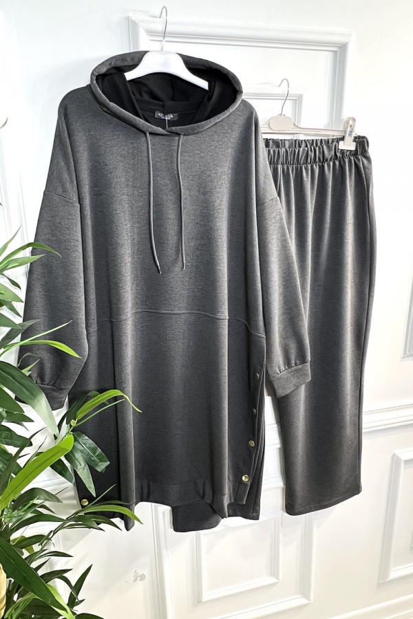 Öykü Kapşonlu Düğme Detaylı İki İplik Penye Takım - Antrasit Öykü Kapşonlu Düğme Detaylı İki İplik Penye Takım - Antrasit