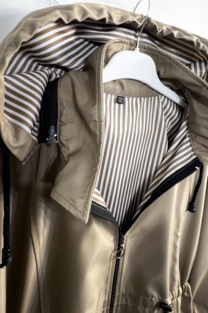 Nisa Çıkarılabilir Kapşonlu İçi Çizgili Kısa Trenç - Bej Nisa Çıkarılabilir Kapşonlu İçi Çizgili Kısa Trenç - Bej